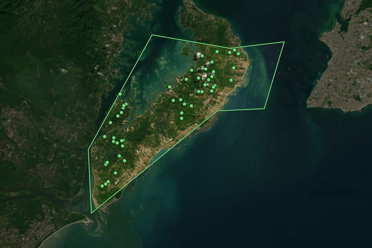 Imagem de satélite de Vera Cruz (BA), com o contorno do município e a posição dos imóveis desta página.