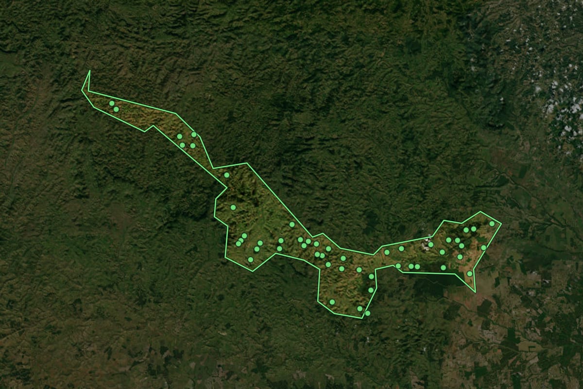 Imagem de satélite de Vereda (BA), com o contorno do município e a posição dos imóveis desta página.