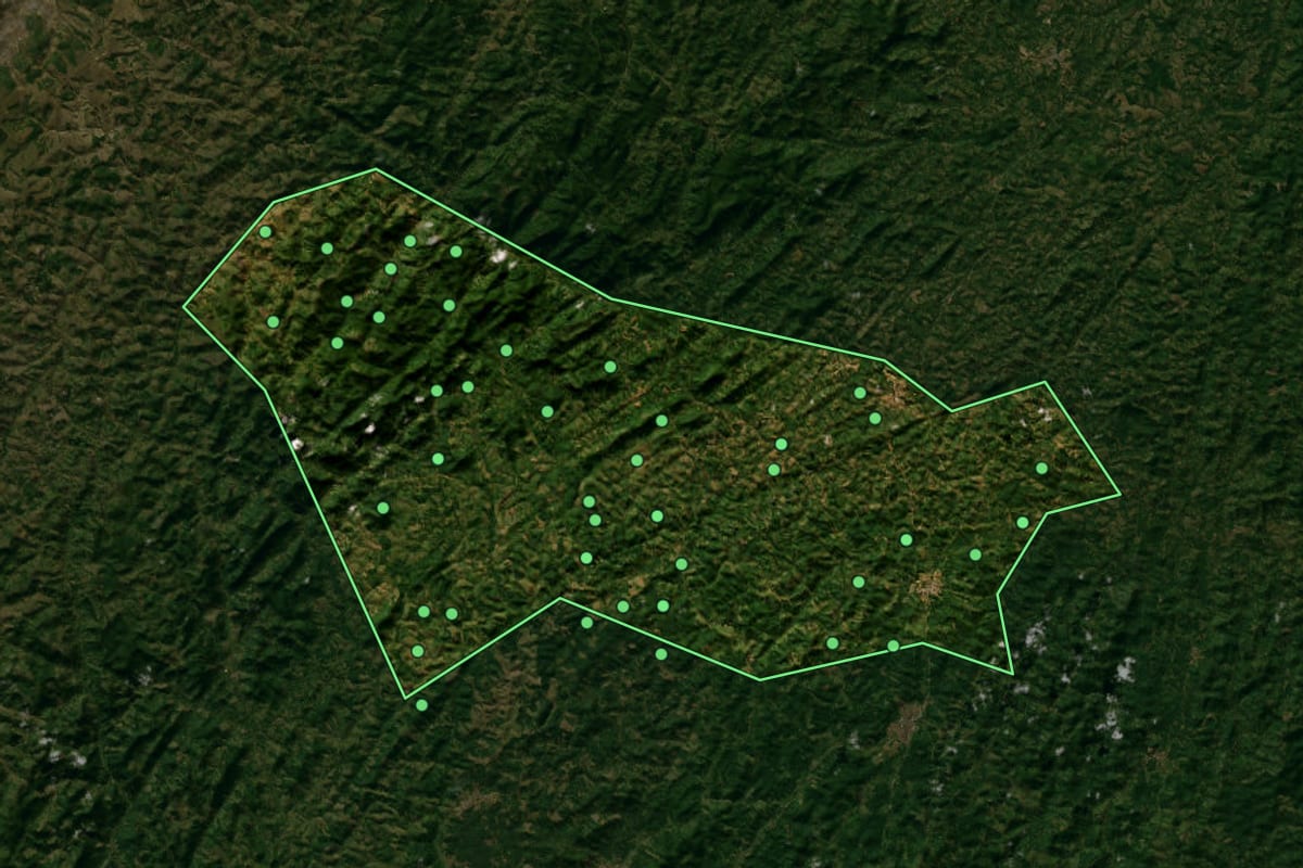 Imagem de satélite de Wenceslau Guimarães (BA), com o contorno do município e a posição dos imóveis desta página.