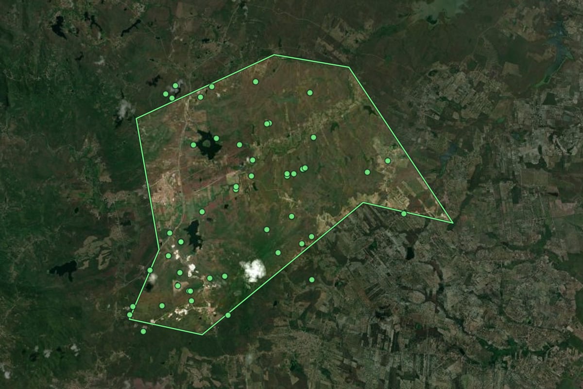 Imagem de satélite de Acarape (CE), com o contorno do município e a posição dos imóveis desta página.