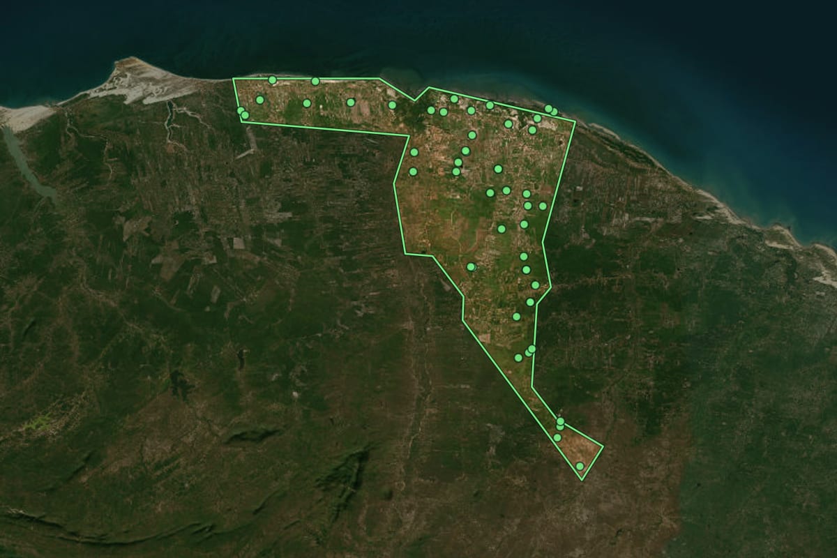 Imagem de satélite de Acaraú (CE), com o contorno do município e a posição dos imóveis desta página.