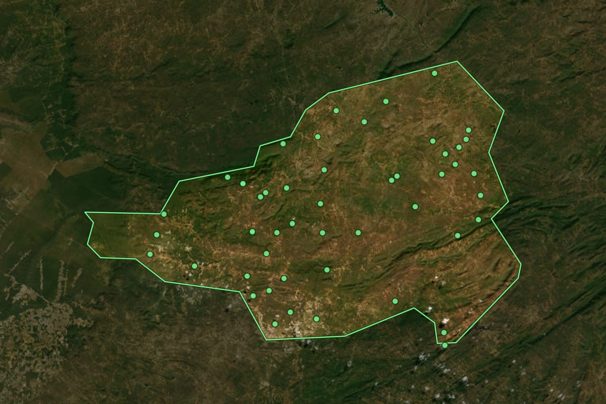 Imagem de satélite de Aiuaba (CE), com o contorno do município e a posição dos imóveis desta página.