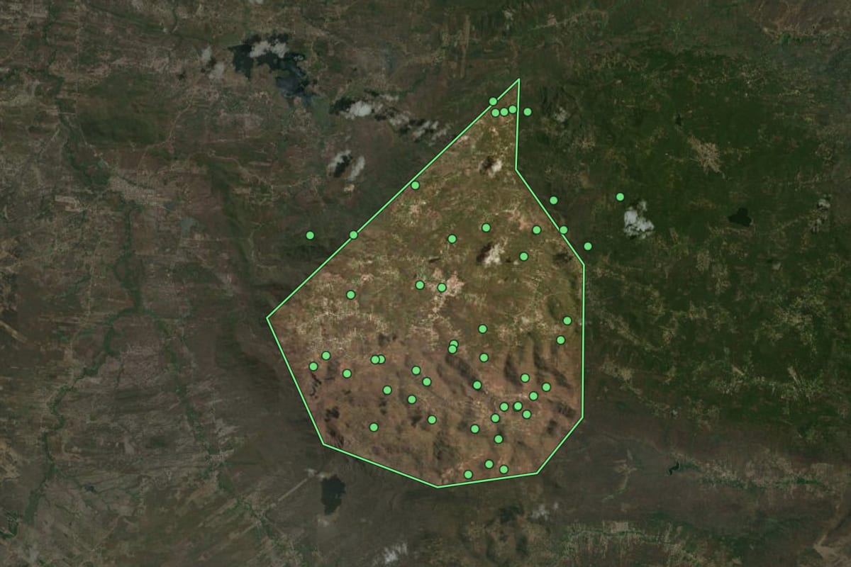 Imagem de satélite de Alcântaras (CE), com o contorno do município e a posição dos imóveis desta página.