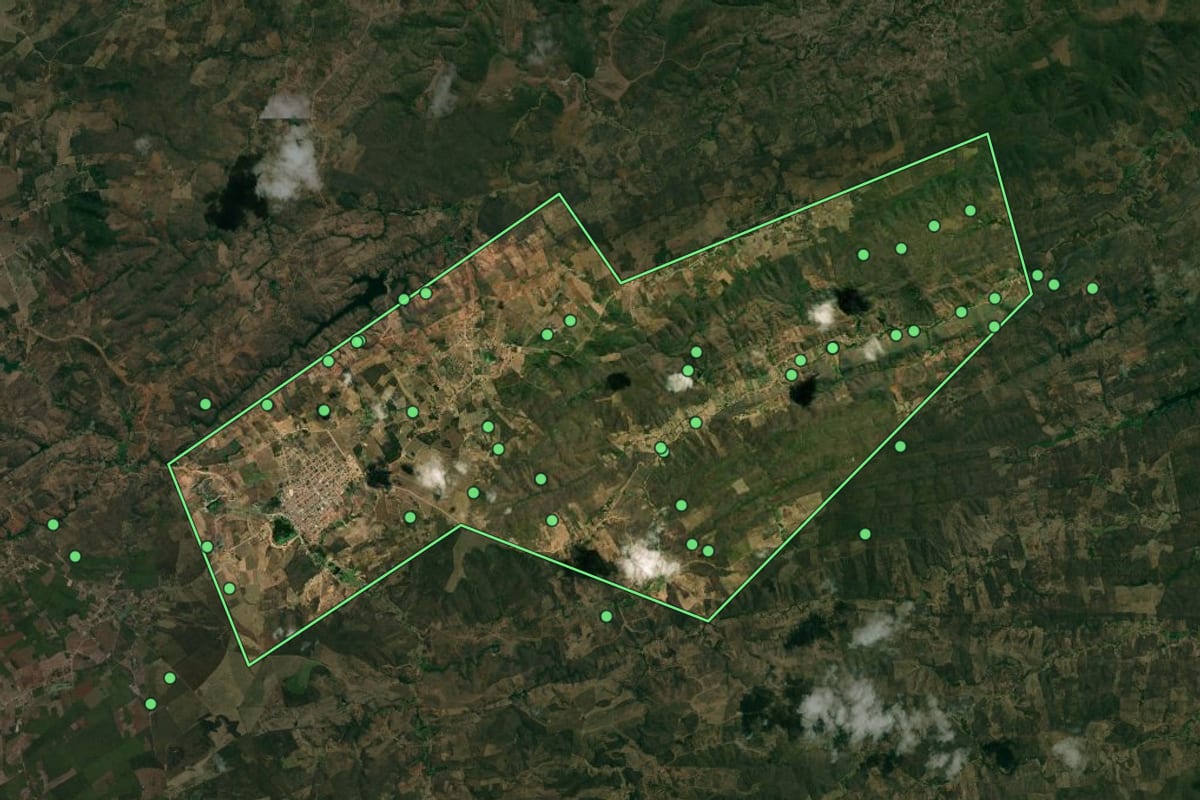 Imagem de satélite de Altaneira (CE), com o contorno do município e a posição dos imóveis desta página.