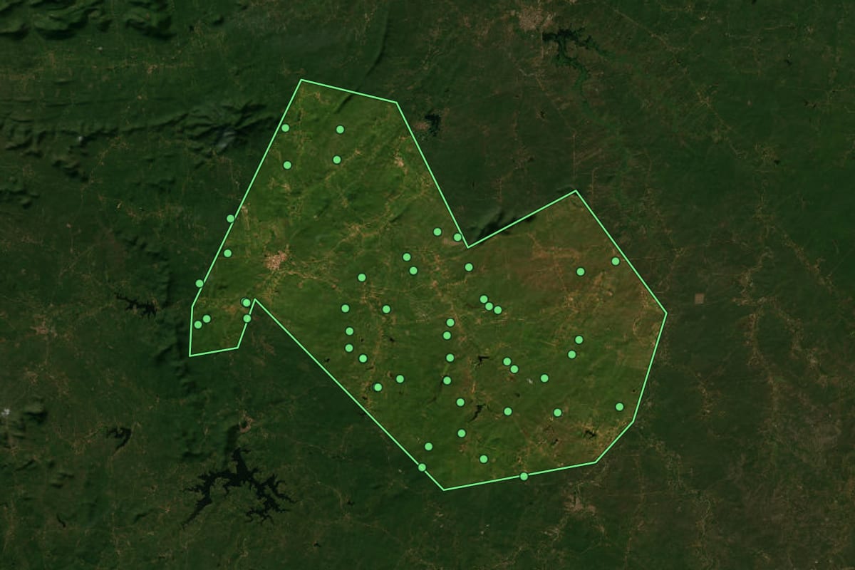 Imagem de satélite de Apuiarés (CE), com o contorno do município e a posição dos imóveis desta página.