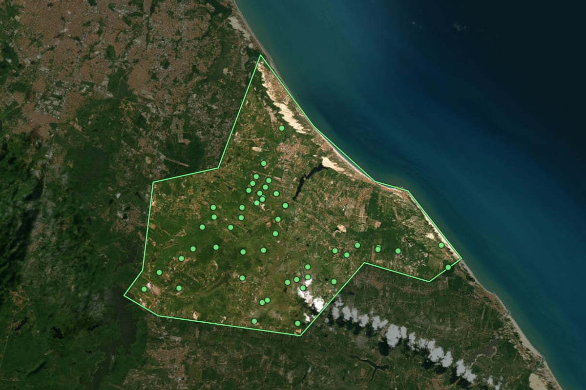 Imagem de satélite de Aquiraz (CE), com o contorno do município e a posição dos imóveis desta página.