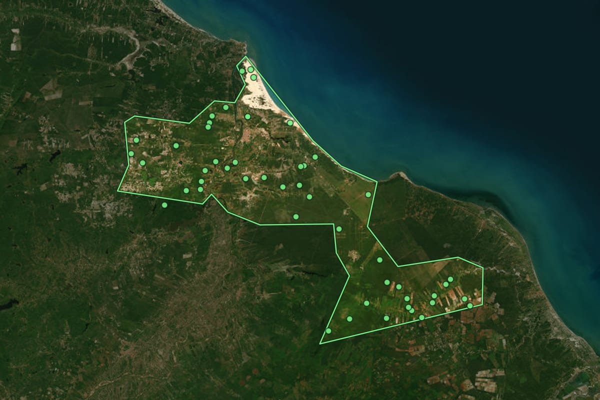 Imagem de satélite de Aracati (CE), com o contorno do município e a posição dos imóveis desta página.