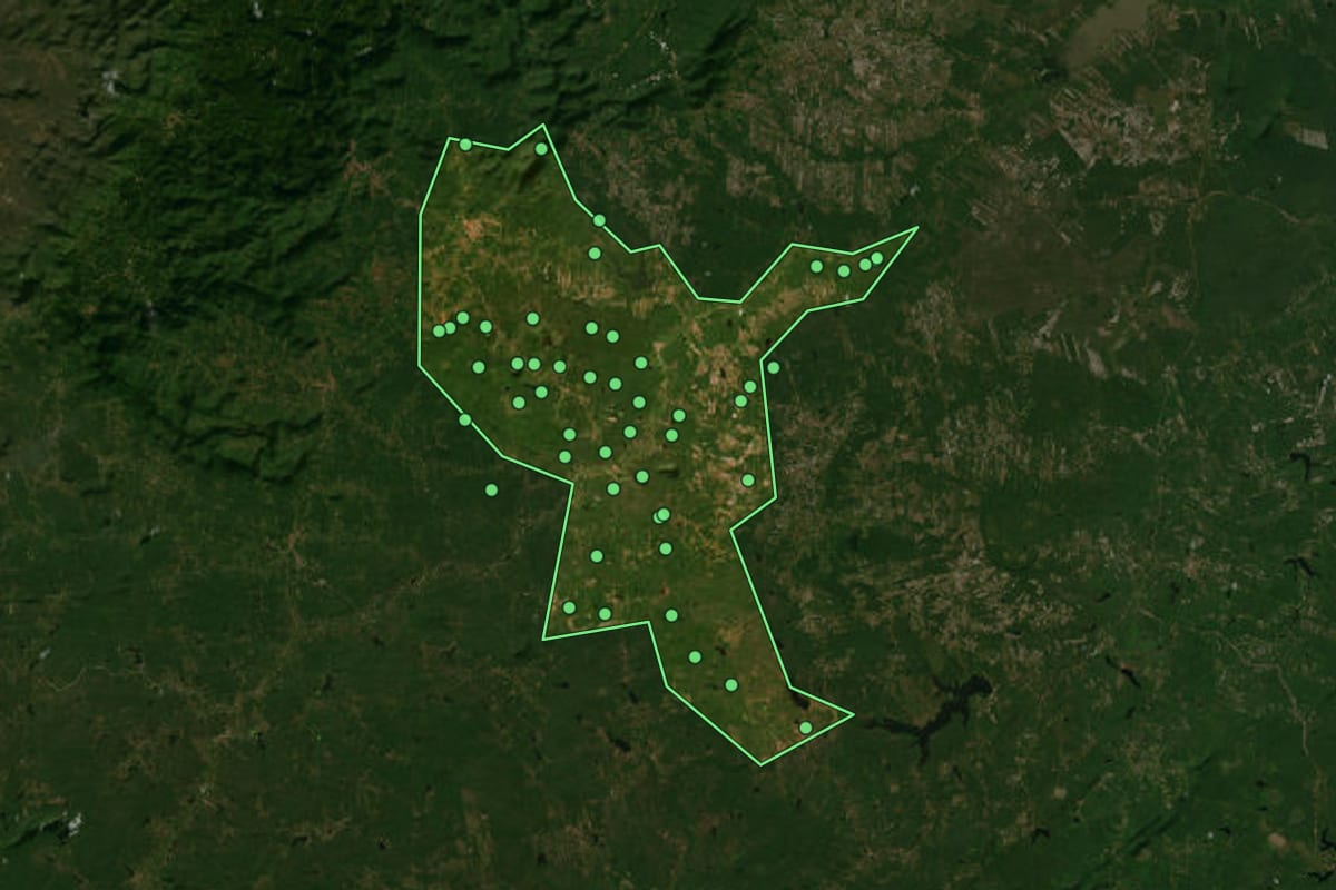 Imagem de satélite de Aracoiaba (CE), com o contorno do município e a posição dos imóveis desta página.
