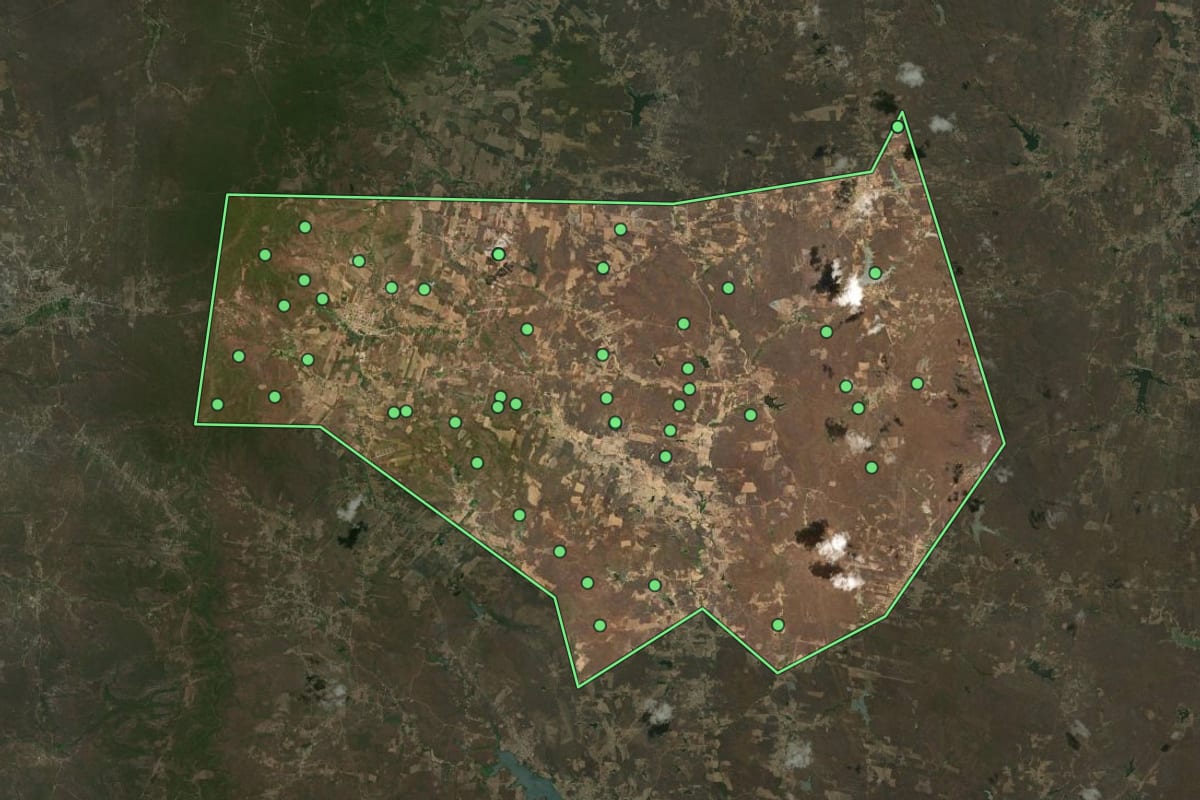 Imagem de satélite de Ararendá (CE), com o contorno do município e a posição dos imóveis desta página.
