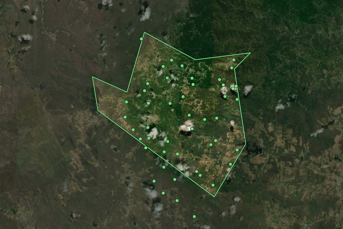 Imagem de satélite de Aratuba (CE), com o contorno do município e a posição dos imóveis desta página.
