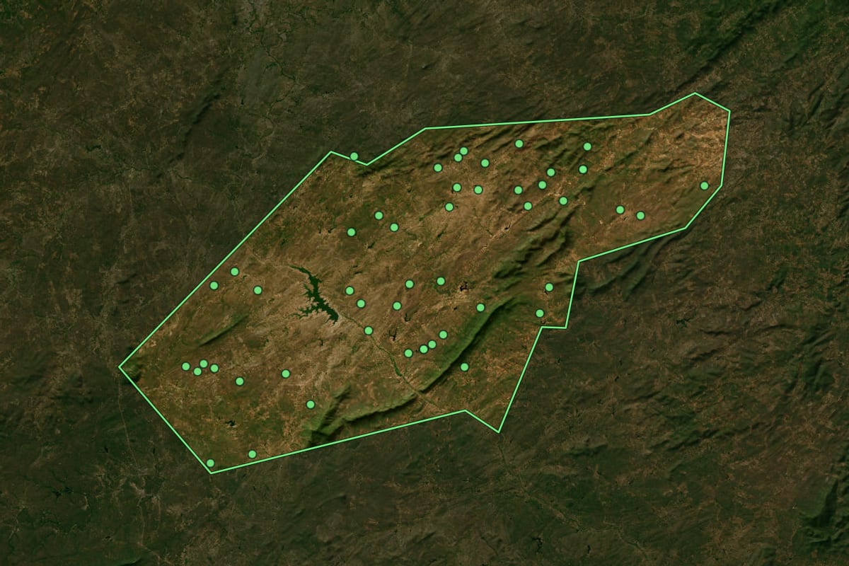 Imagem de satélite de Arneiroz (CE), com o contorno do município e a posição dos imóveis desta página.