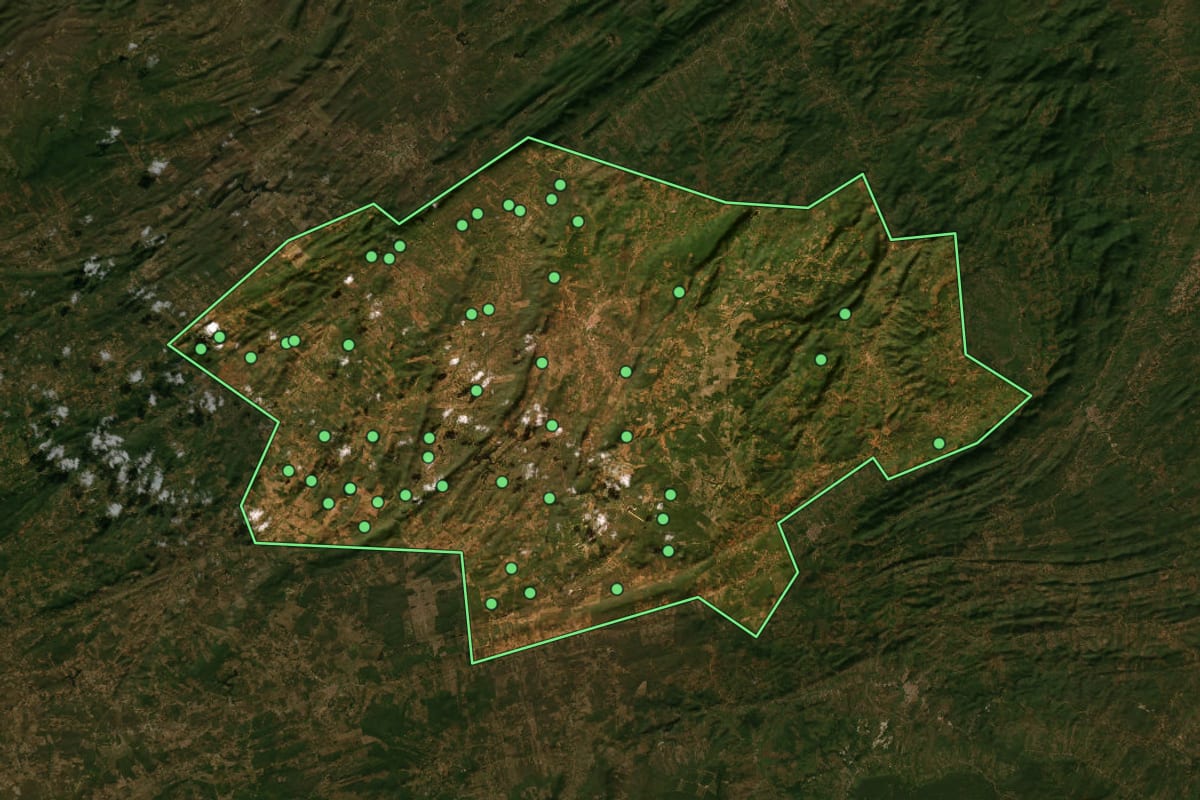 Imagem de satélite de Assaré (CE), com o contorno do município e a posição dos imóveis desta página.