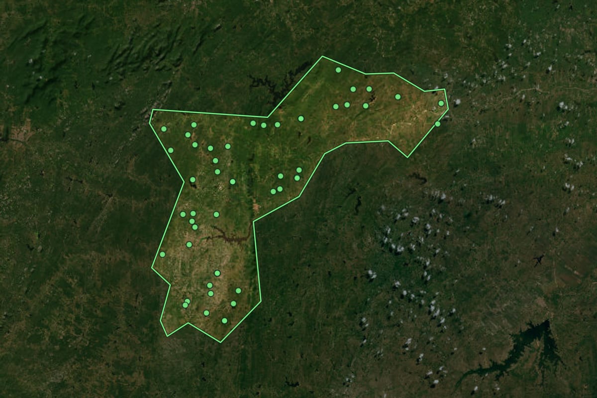 Imagem de satélite de Banabuiú (CE), com o contorno do município e a posição dos imóveis desta página.
