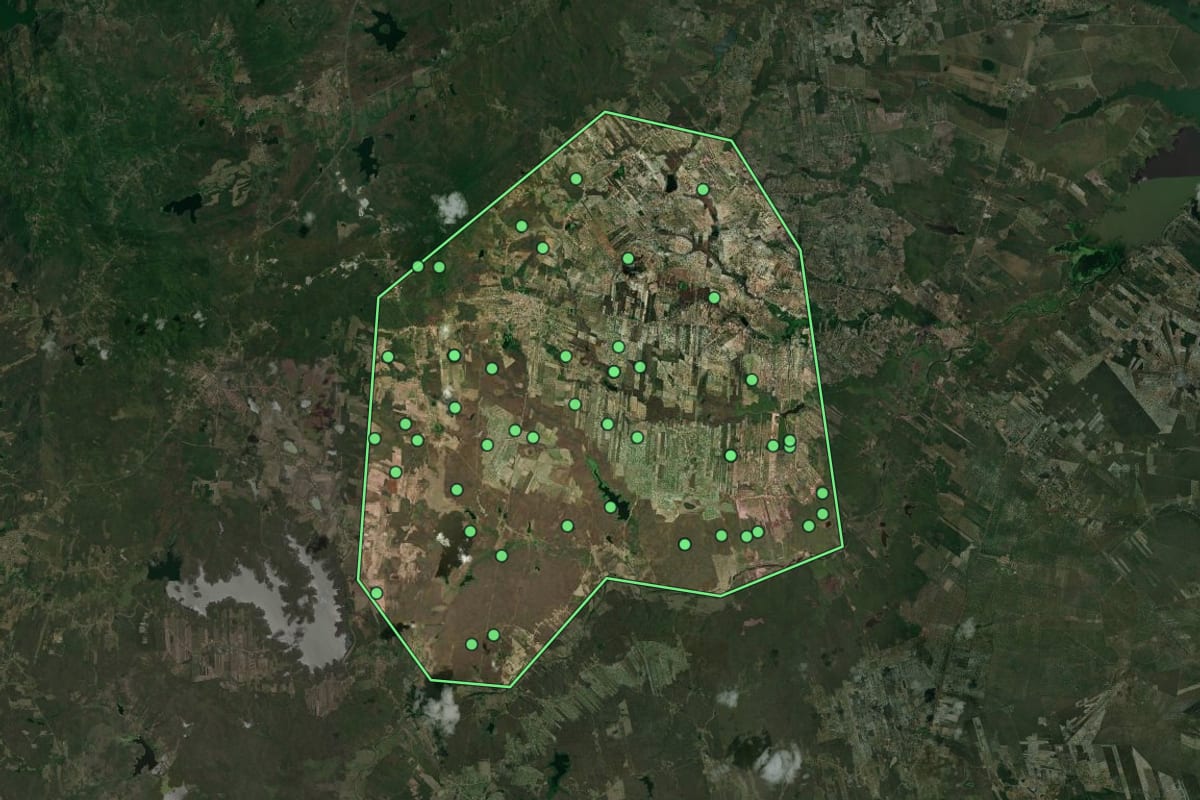 Imagem de satélite de Barreira (CE), com o contorno do município e a posição dos imóveis desta página.