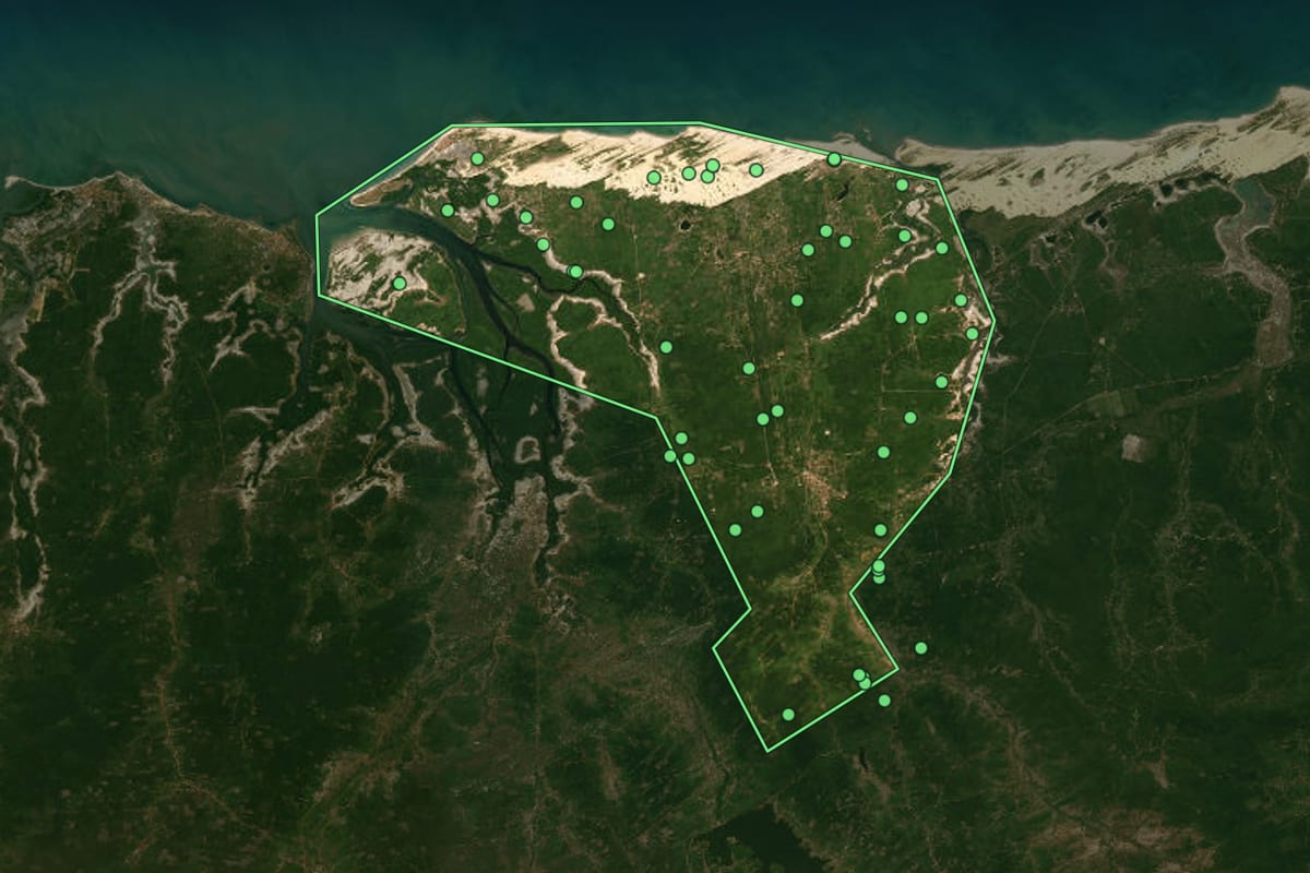 Imagem de satélite de Barroquinha (CE), com o contorno do município e a posição dos imóveis desta página.