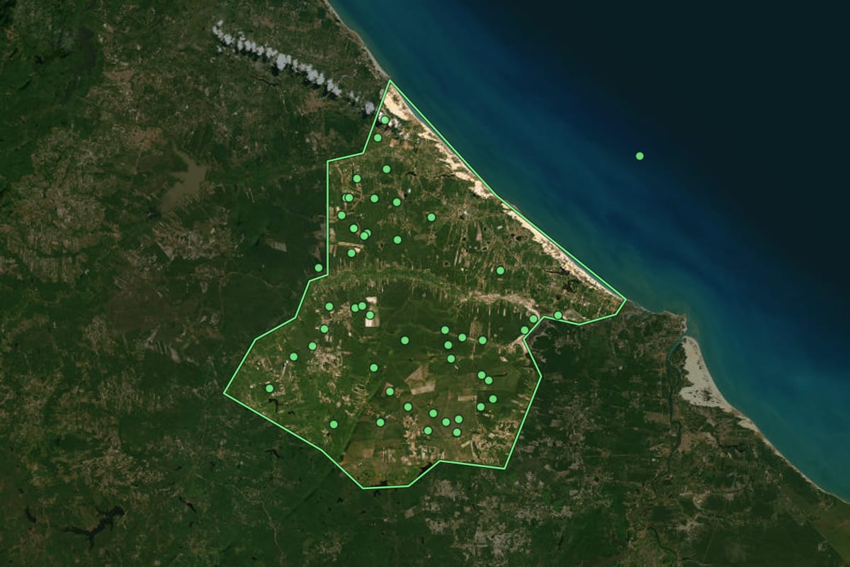 Imagem de satélite de Beberibe (CE), com o contorno do município e a posição dos imóveis desta página.
