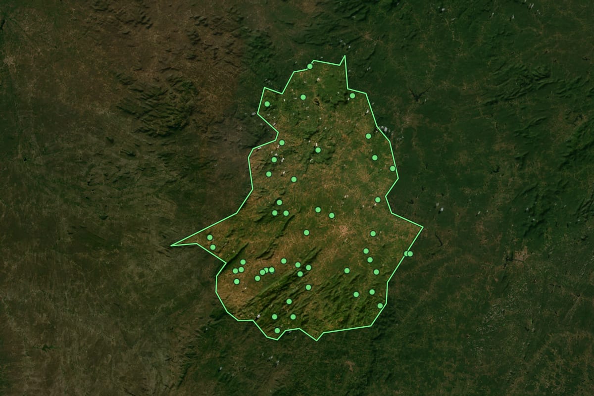 Imagem de satélite de Boa Viagem (CE), com o contorno do município e a posição dos imóveis desta página.