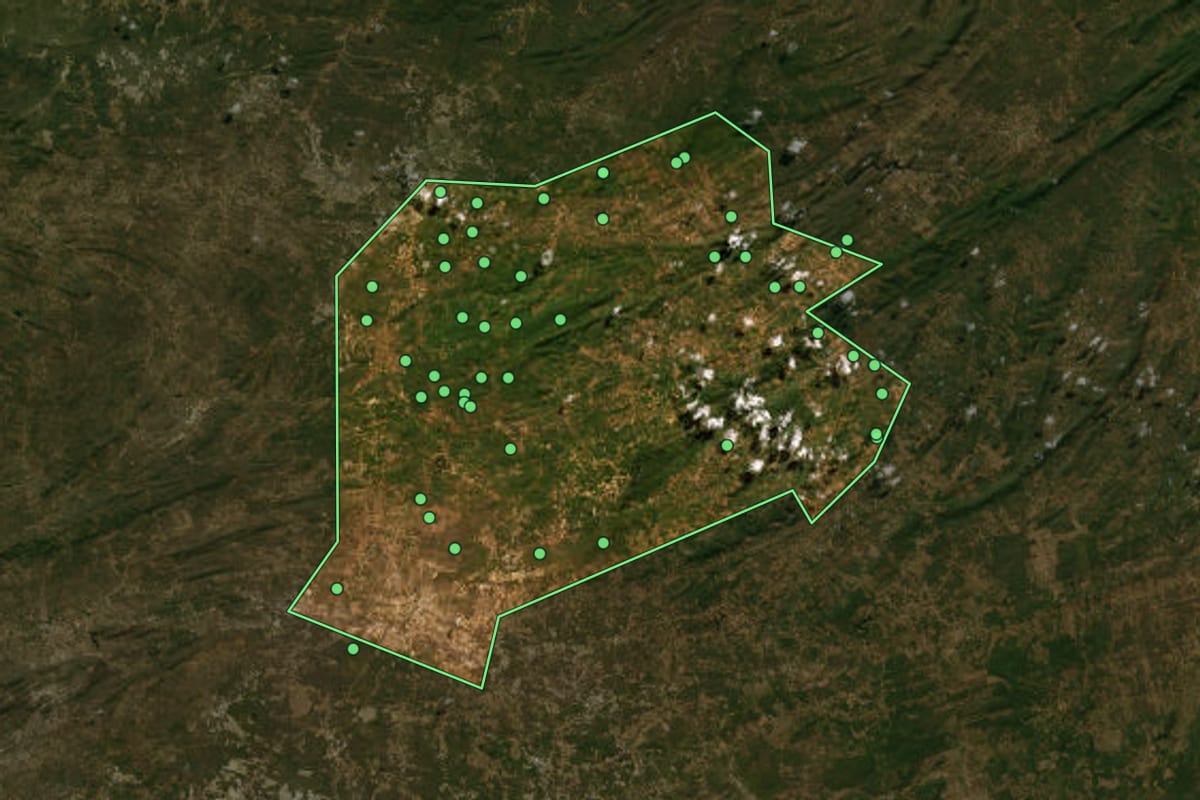 Imagem de satélite de Campos Sales (CE), com o contorno do município e a posição dos imóveis desta página.