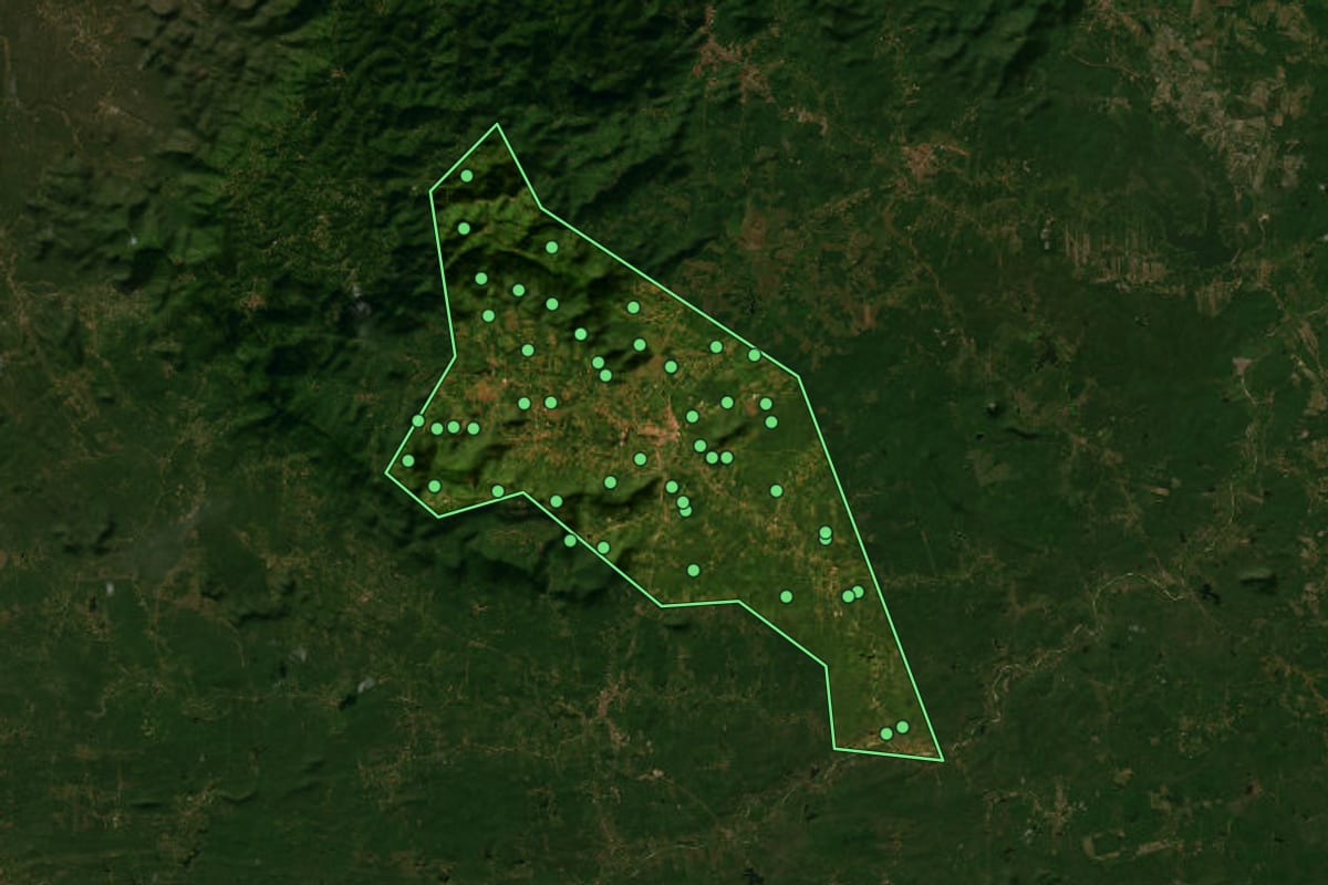 Imagem de satélite de Capistrano (CE), com o contorno do município e a posição dos imóveis desta página.