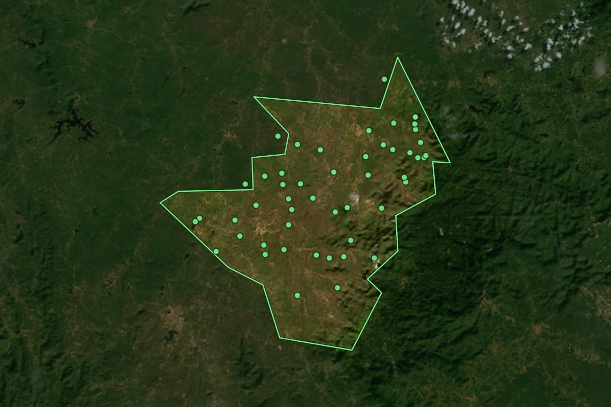 Imagem de satélite de Caridade (CE), com o contorno do município e a posição dos imóveis desta página.