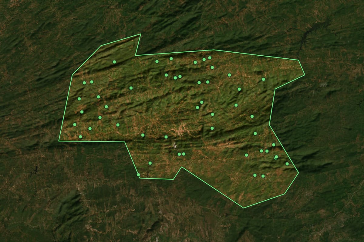 Imagem de satélite de Caririaçu (CE), com o contorno do município e a posição dos imóveis desta página.