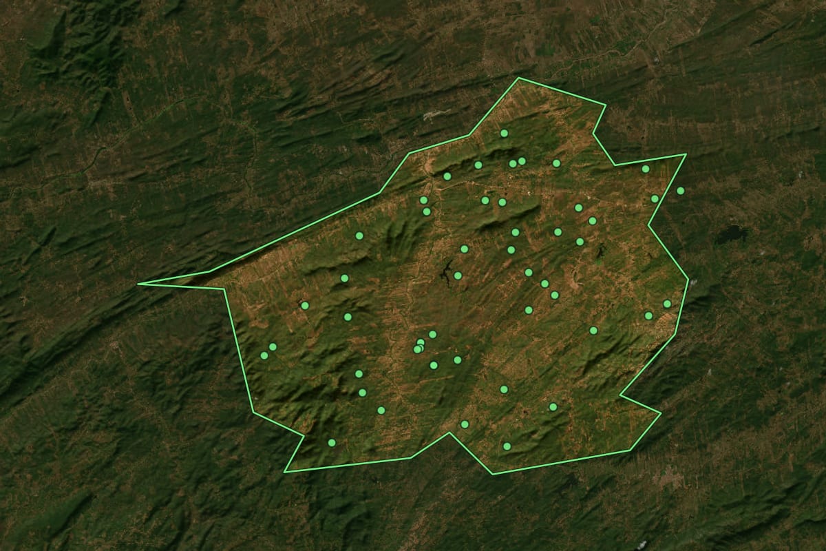 Imagem de satélite de Cariús (CE), com o contorno do município e a posição dos imóveis desta página.