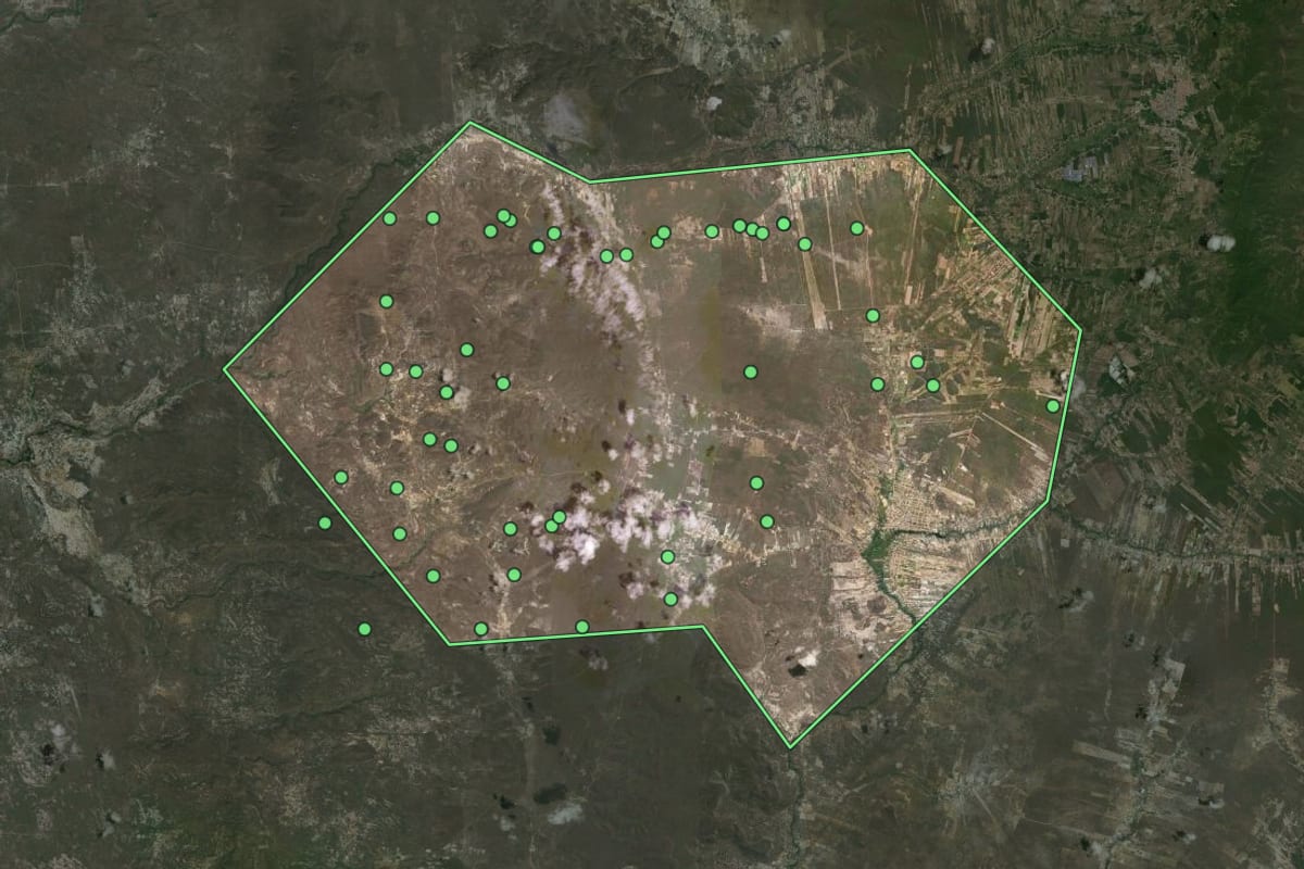 Imagem de satélite de Carnaubal (CE), com o contorno do município e a posição dos imóveis desta página.
