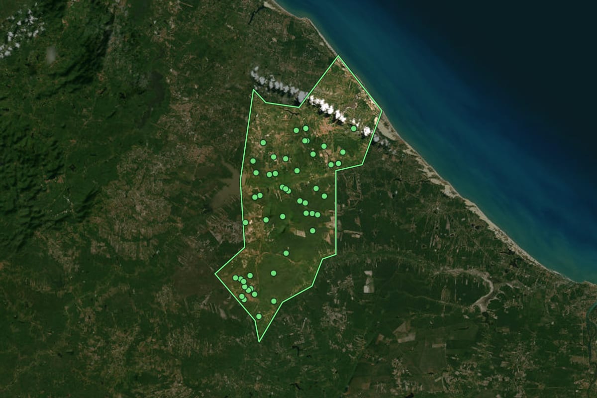 Imagem de satélite de Cascavel (CE), com o contorno do município e a posição dos imóveis desta página.