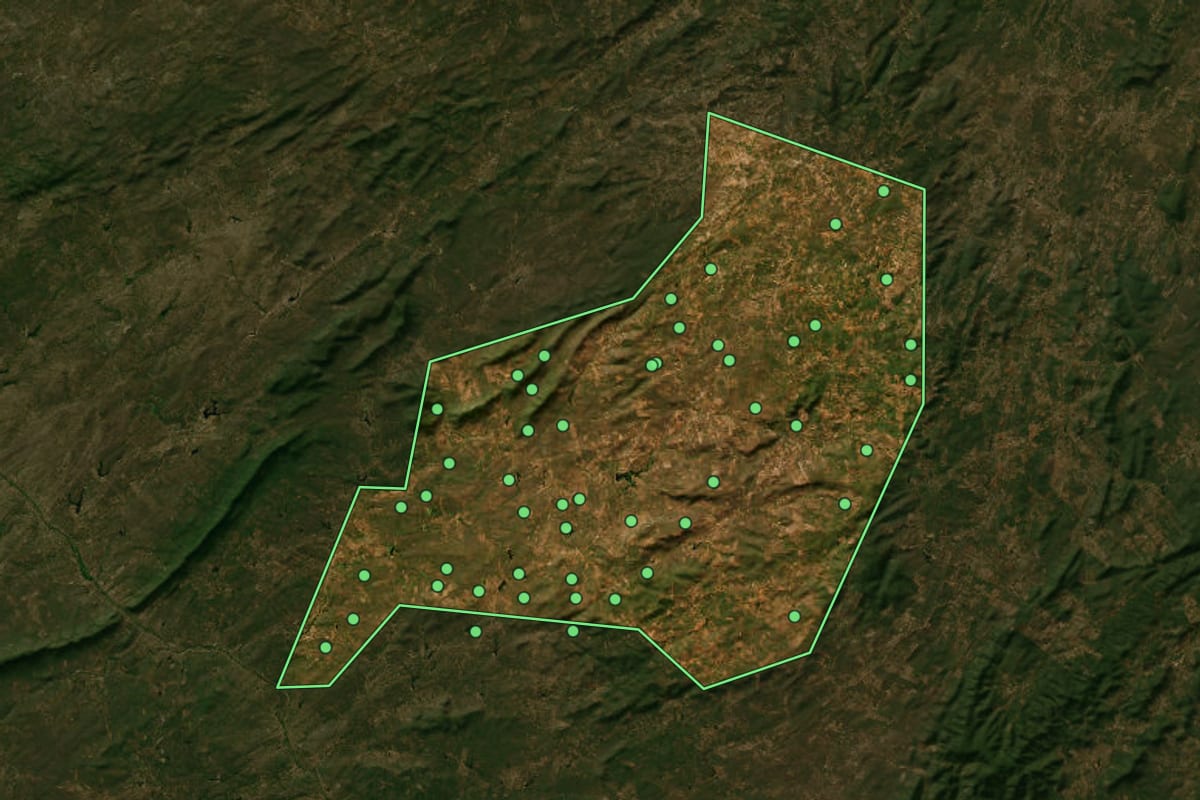 Imagem de satélite de Catarina (CE), com o contorno do município e a posição dos imóveis desta página.
