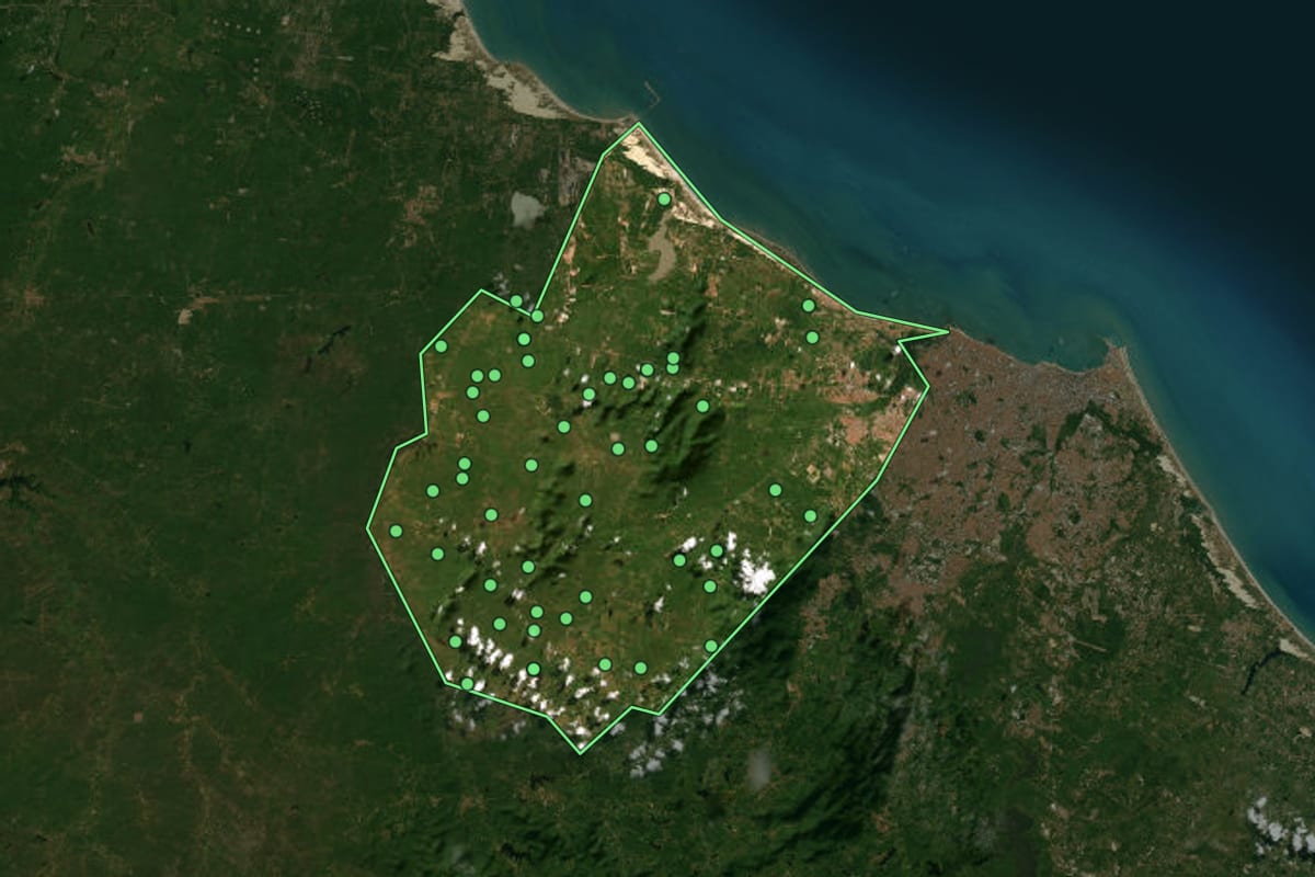 Imagem de satélite de Caucaia (CE), com o contorno do município e a posição dos imóveis desta página.