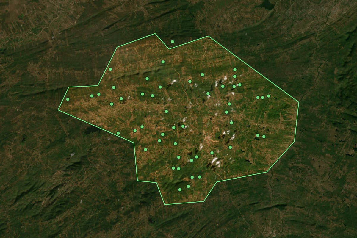 Imagem de satélite de Cedro (CE), com o contorno do município e a posição dos imóveis desta página.