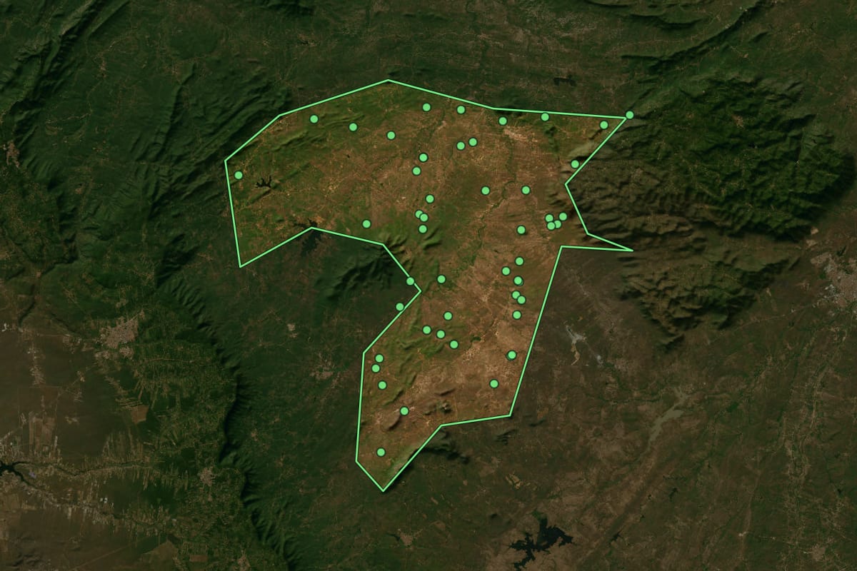 Imagem de satélite de Coreaú (CE), com o contorno do município e a posição dos imóveis desta página.