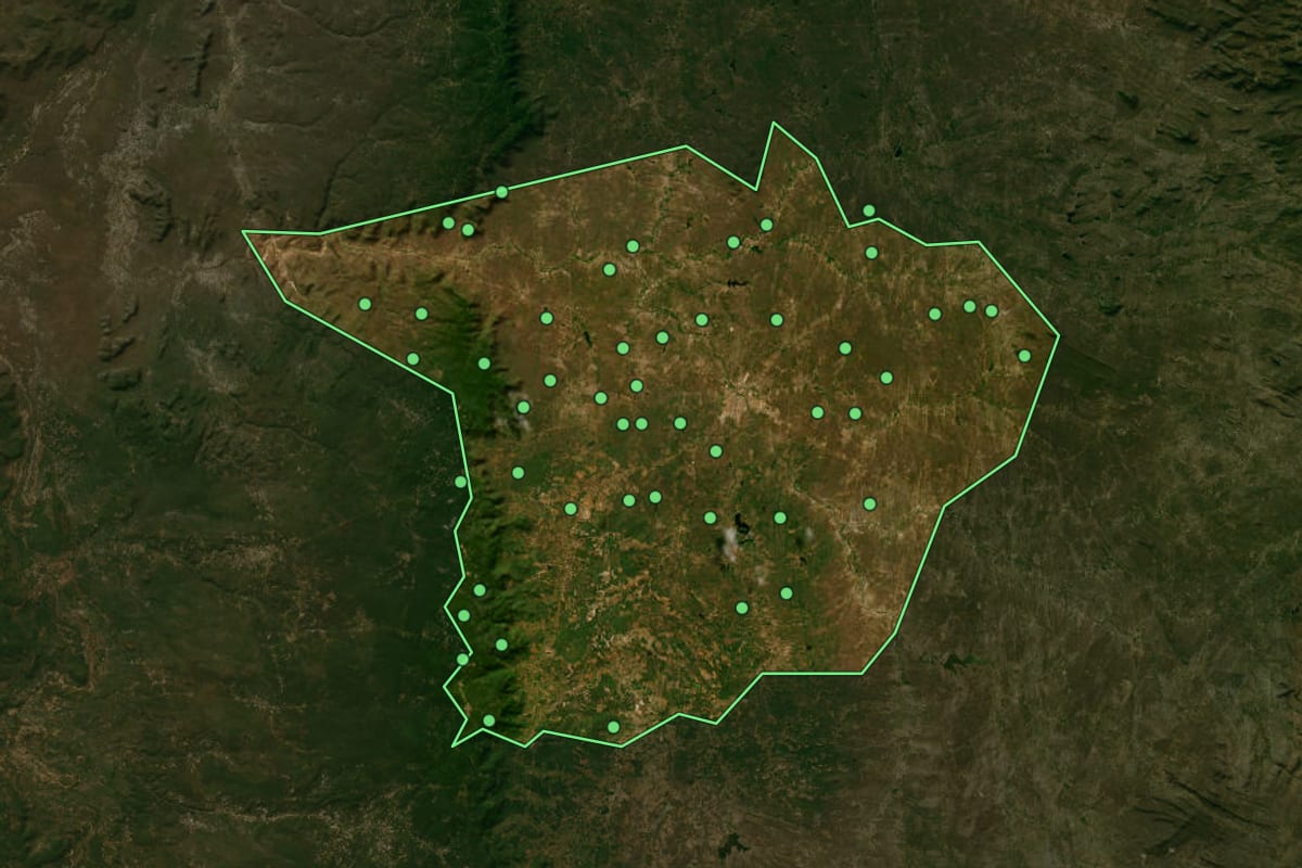 Imagem de satélite de Crateús (CE), com o contorno do município e a posição dos imóveis desta página.