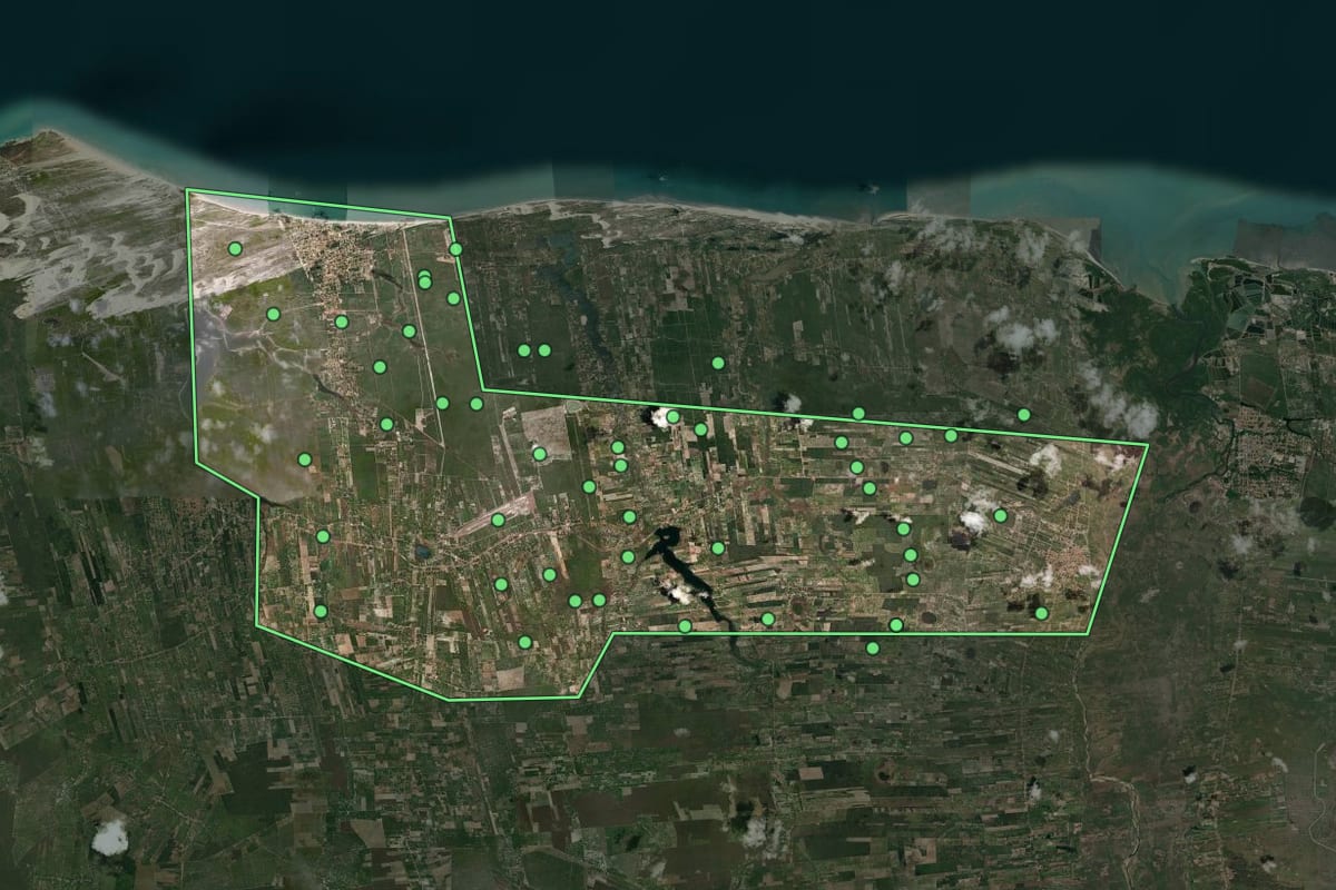 Imagem de satélite de Cruz (CE), com o contorno do município e a posição dos imóveis desta página.