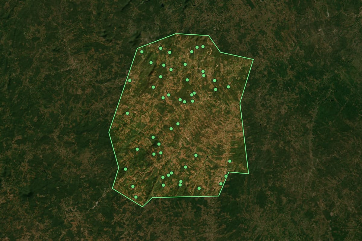 Imagem de satélite de Deputado Irapuan Pinheiro (CE), com o contorno do município e a posição dos imóveis desta página.
