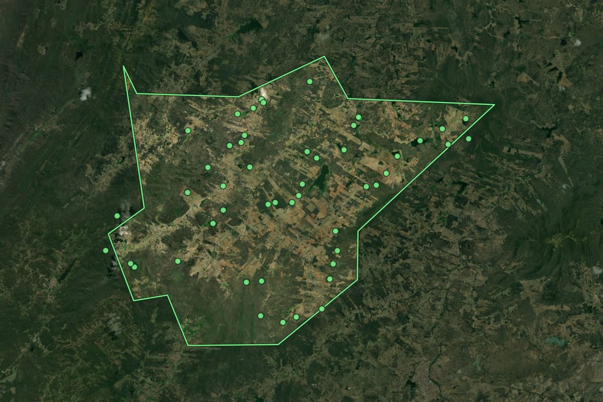 Imagem de satélite de Ereré (CE), com o contorno do município e a posição dos imóveis desta página.