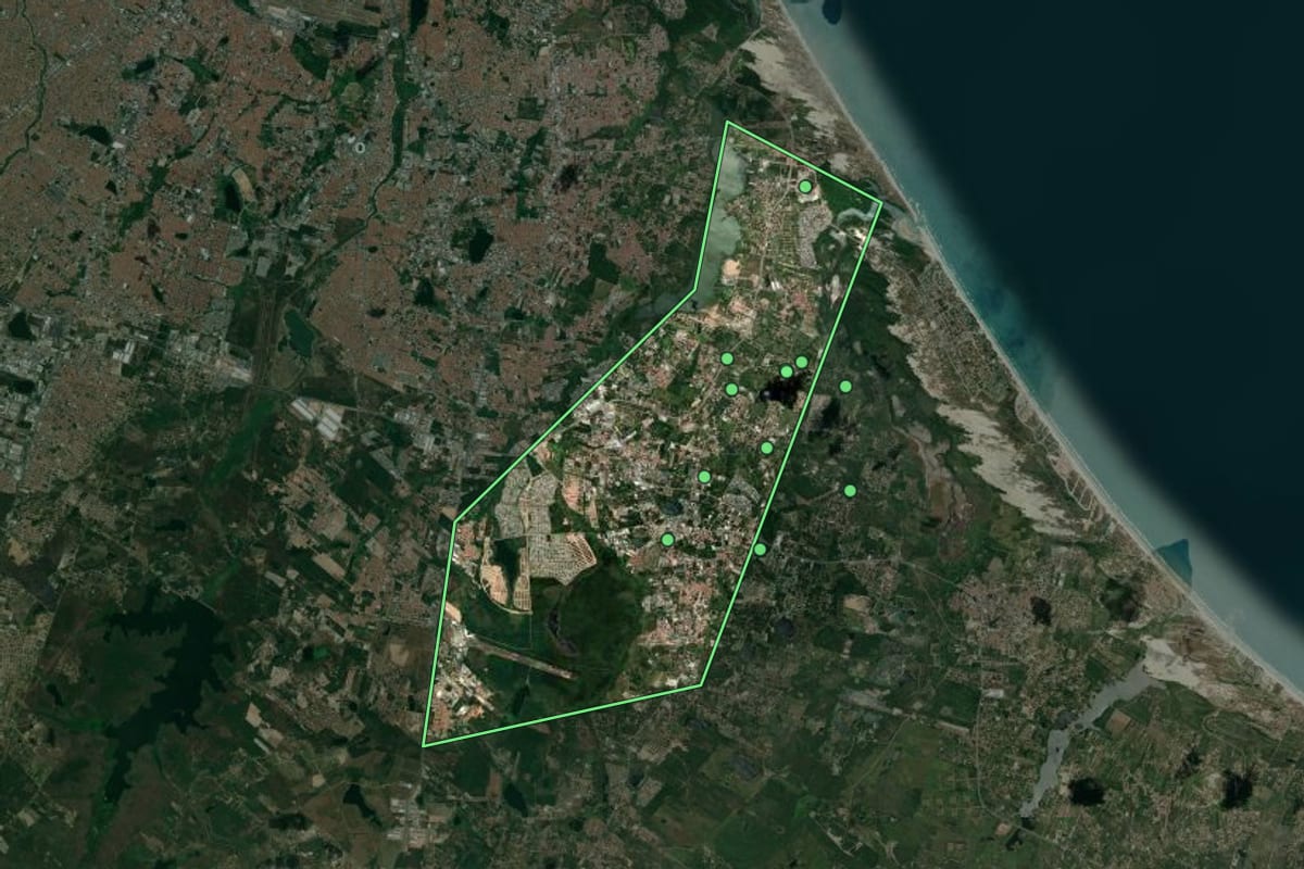 Imagem de satélite de Eusébio (CE), com o contorno do município e a posição dos imóveis desta página.