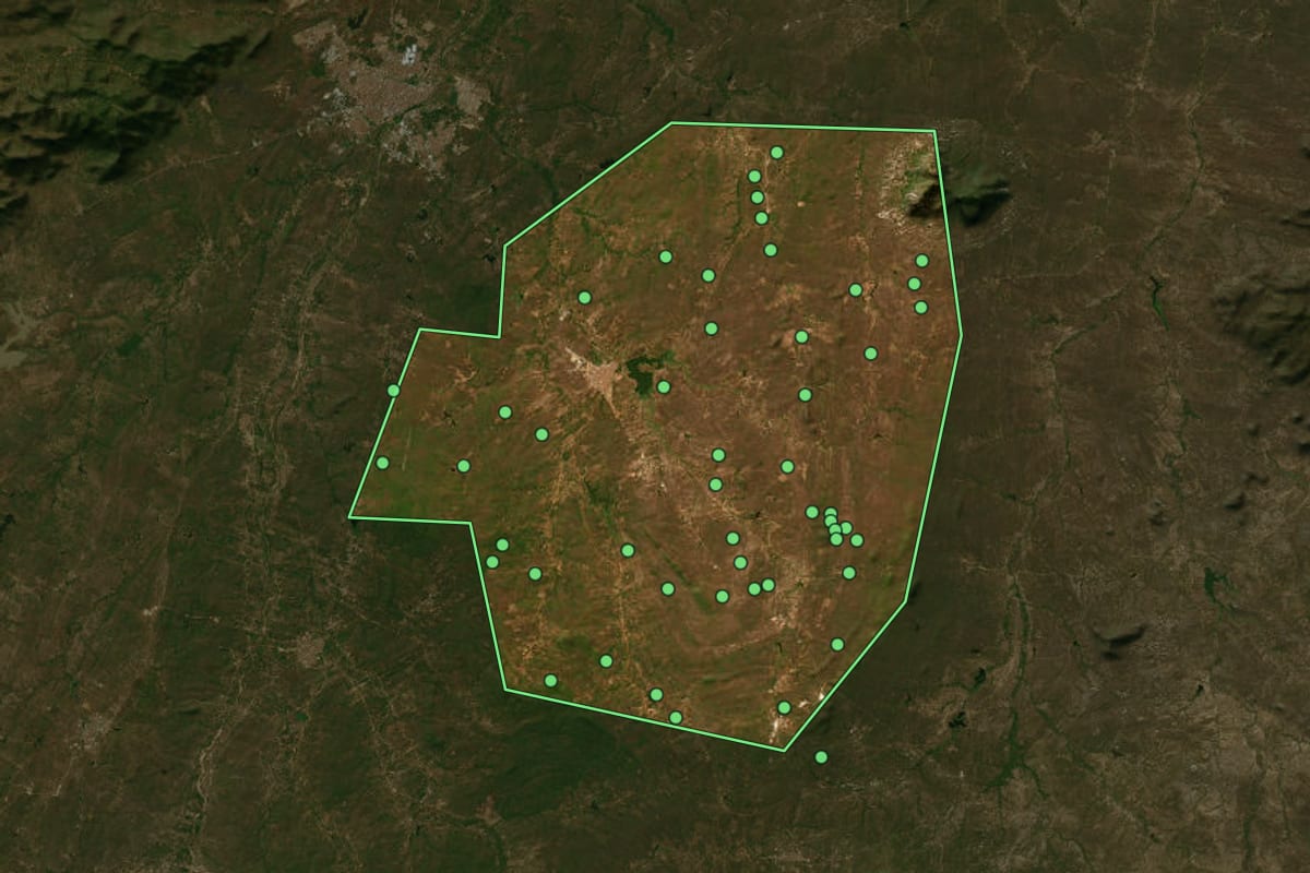 Imagem de satélite de Forquilha (CE), com o contorno do município e a posição dos imóveis desta página.