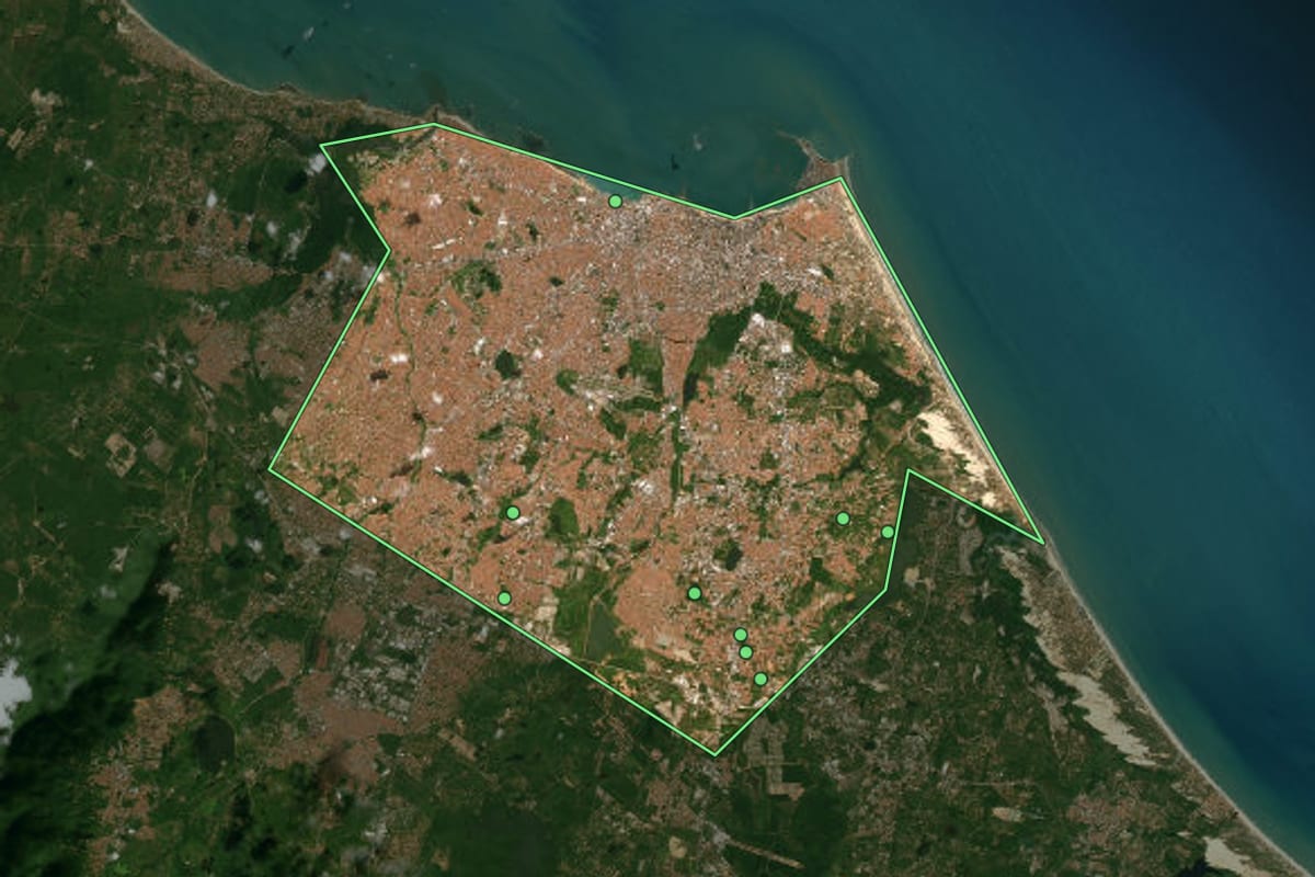 Imagem de satélite de Fortaleza (CE), com o contorno do município e a posição dos imóveis desta página.