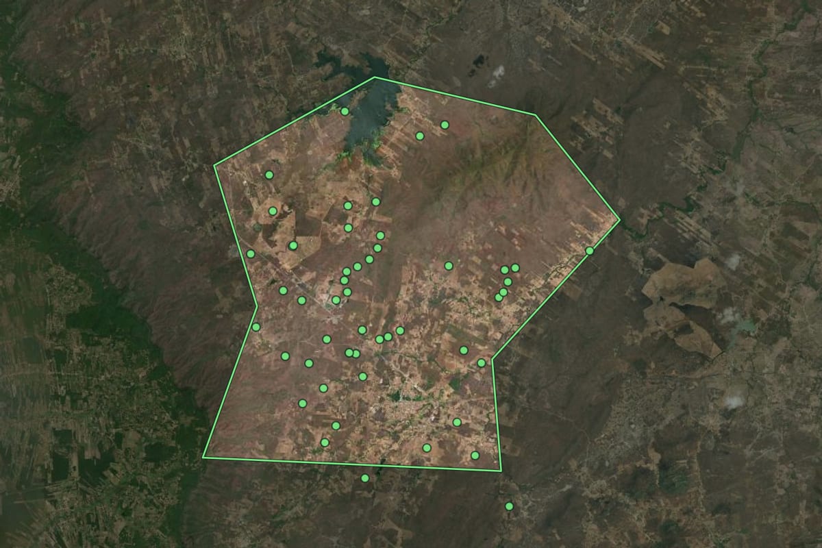 Imagem de satélite de Frecheirinha (CE), com o contorno do município e a posição dos imóveis desta página.