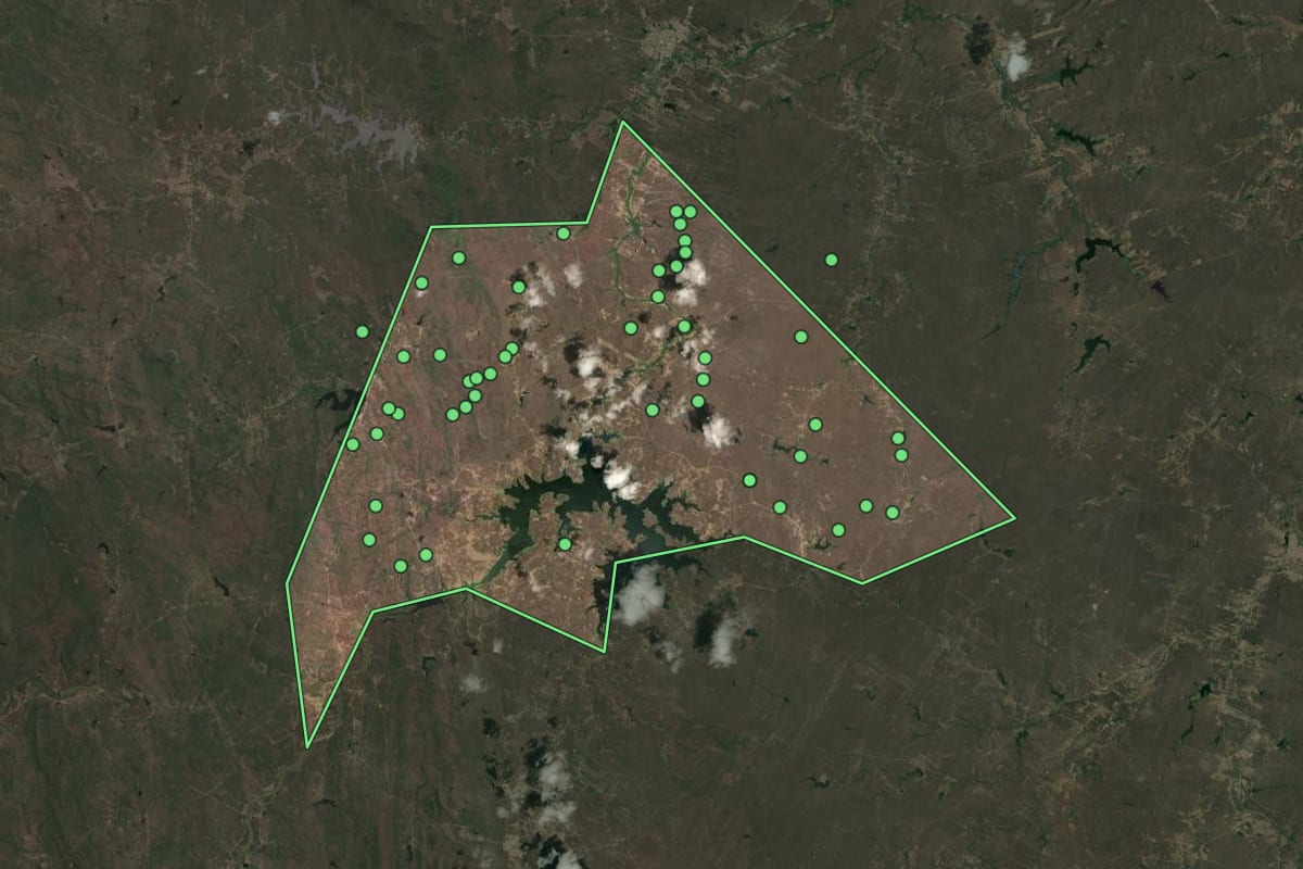 Imagem de satélite de General Sampaio (CE), com o contorno do município e a posição dos imóveis desta página.