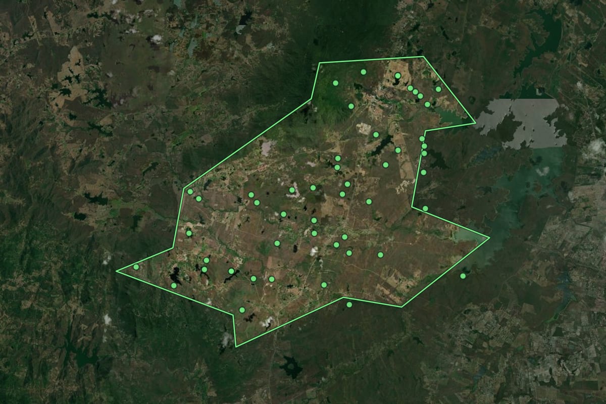 Imagem de satélite de Guaiúba (CE), com o contorno do município e a posição dos imóveis desta página.
