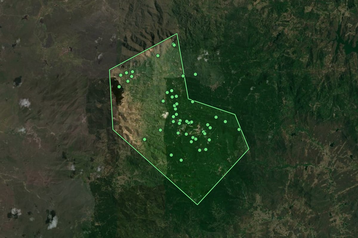 Imagem de satélite de Guaramiranga (CE), com o contorno do município e a posição dos imóveis desta página.