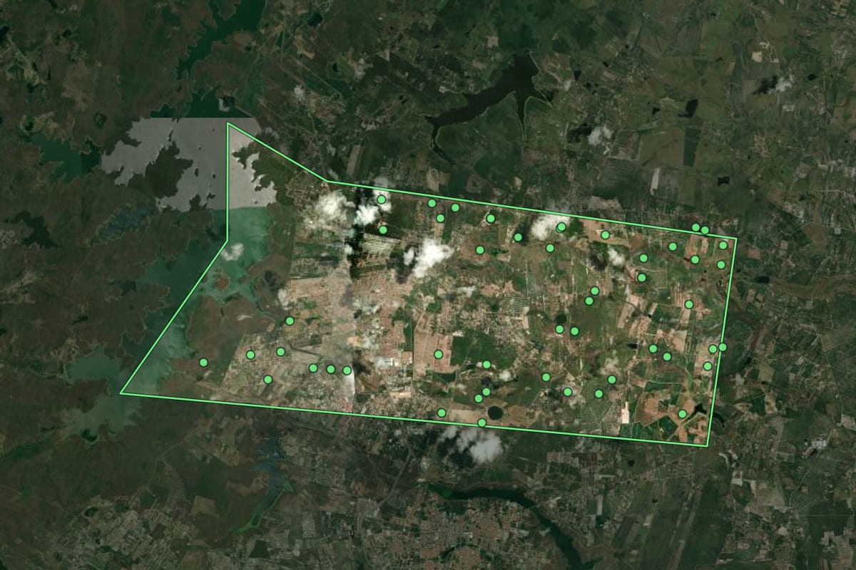 Imagem de satélite de Horizonte (CE), com o contorno do município e a posição dos imóveis desta página.