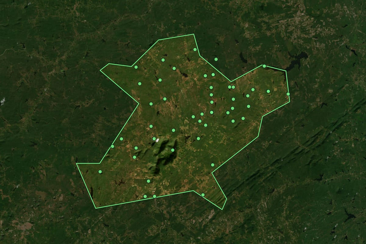 Imagem de satélite de Ibaretama (CE), com o contorno do município e a posição dos imóveis desta página.