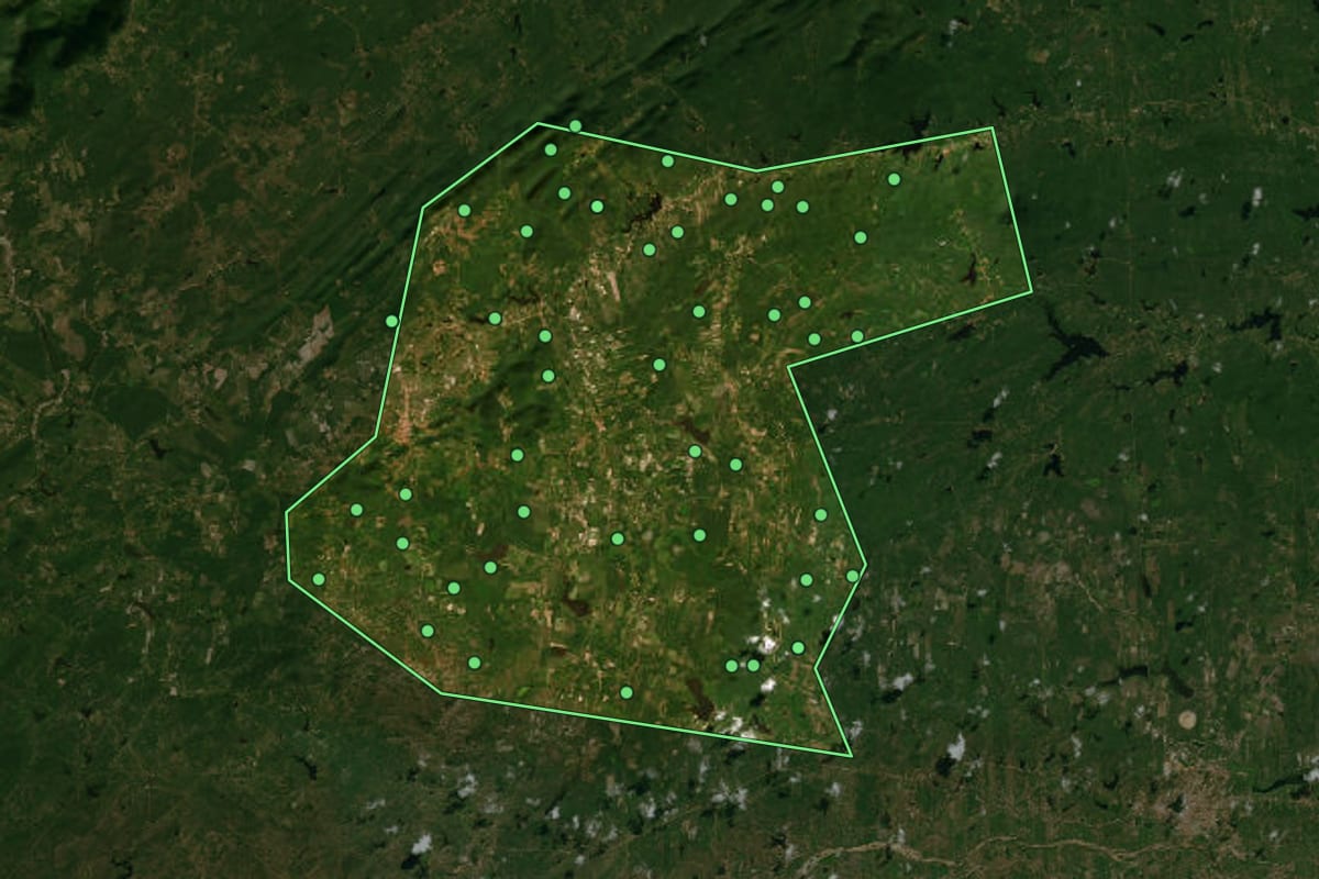 Imagem de satélite de Ibicuitinga (CE), com o contorno do município e a posição dos imóveis desta página.