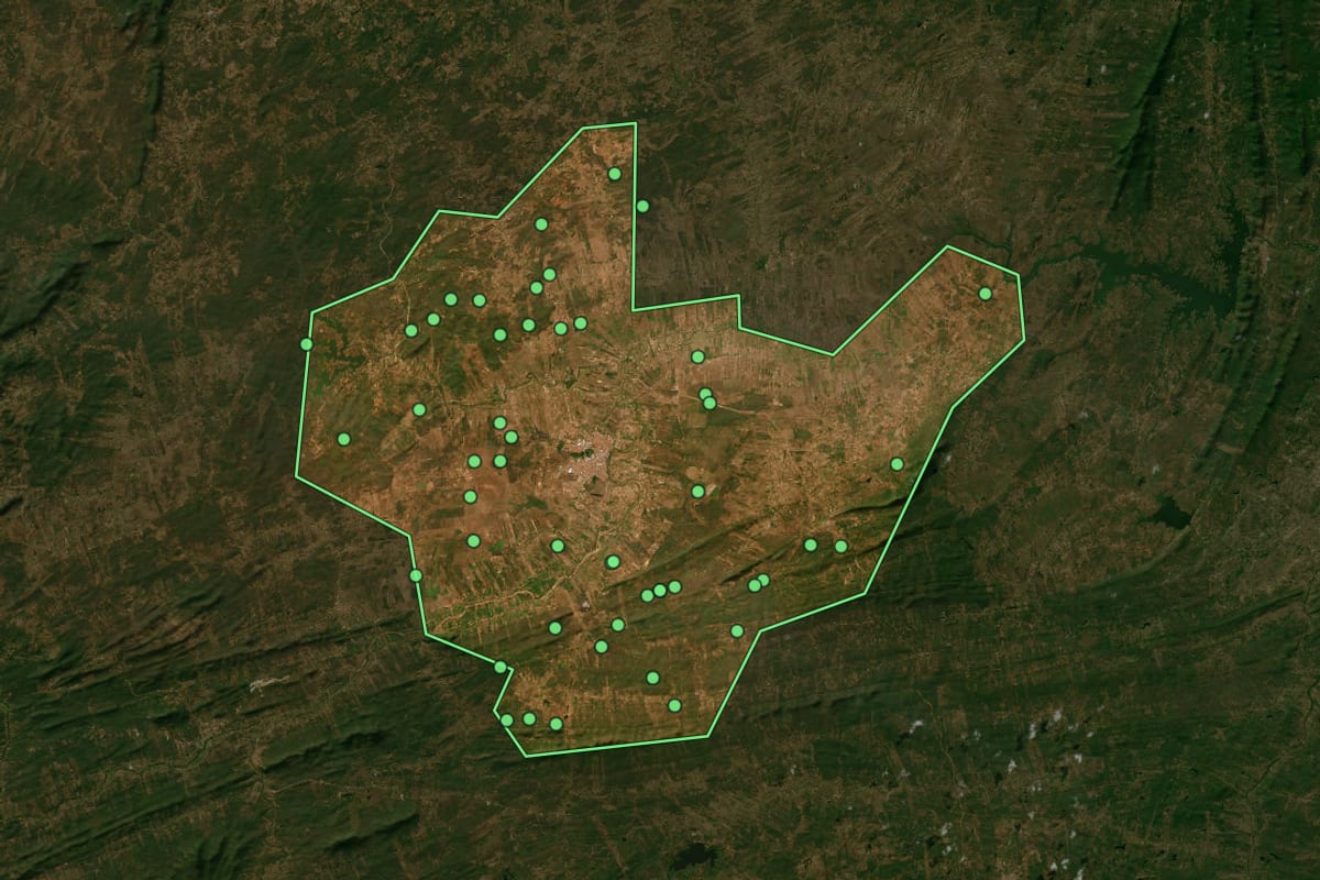 Imagem de satélite de Iguatu (CE), com o contorno do município e a posição dos imóveis desta página.