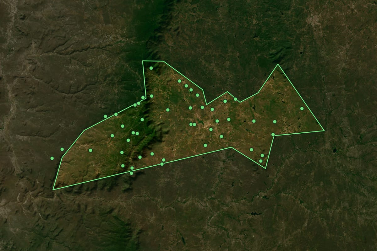Imagem de satélite de Ipaporanga (CE), com o contorno do município e a posição dos imóveis desta página.