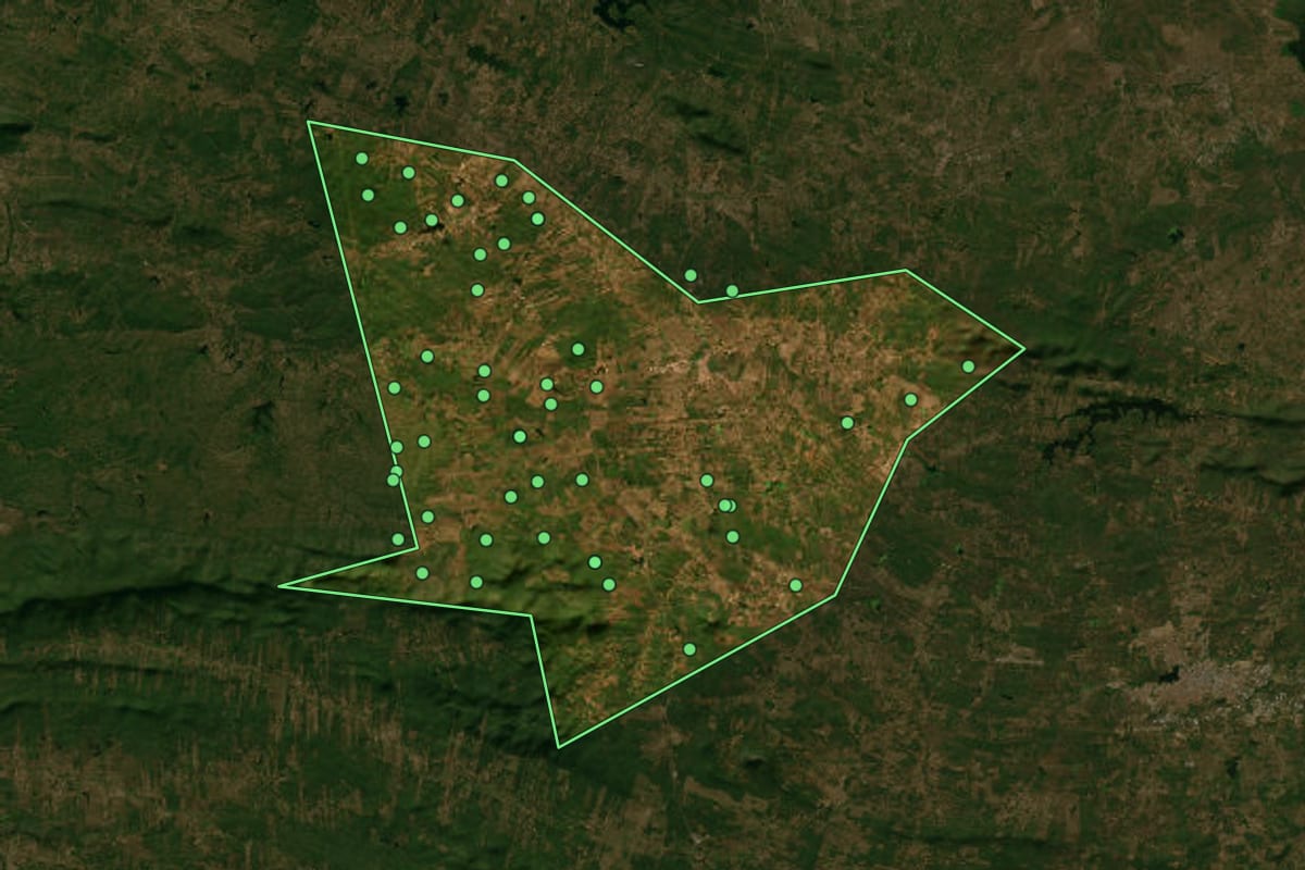 Imagem de satélite de Ipaumirim (CE), com o contorno do município e a posição dos imóveis desta página.