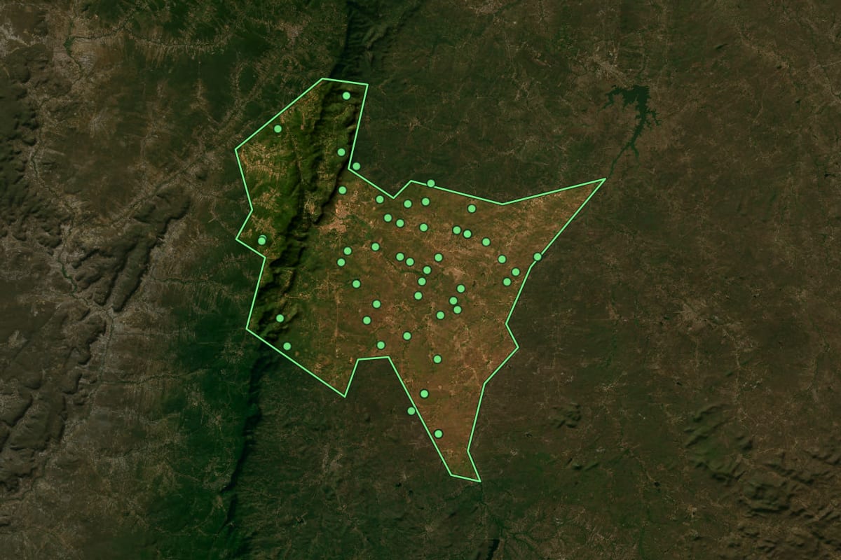Imagem de satélite de Ipu (CE), com o contorno do município e a posição dos imóveis desta página.